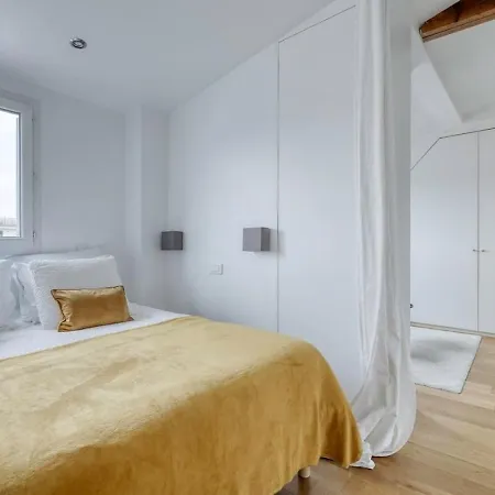 Classy, New & Large Designed - 16 * Paris